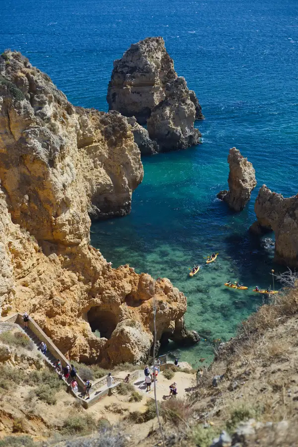 Algarve kustlijn met rotsformaties