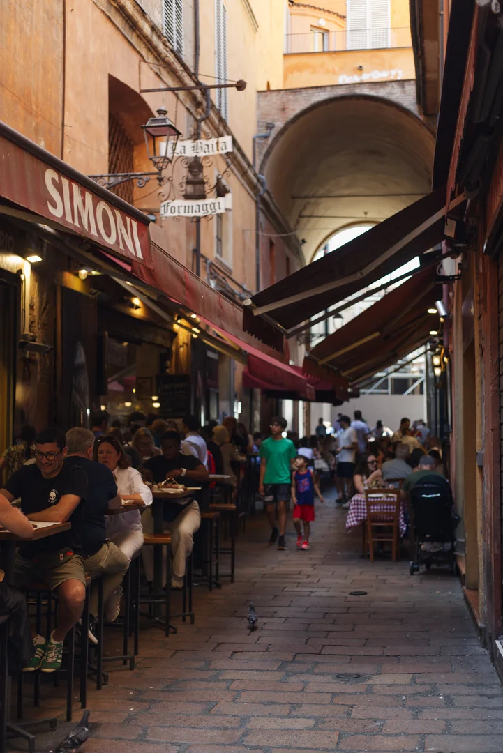 Het gezellige terras van Salumeria Simoni