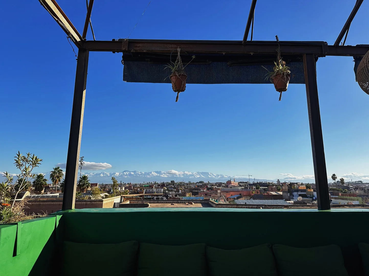 Panorama over de daken van Marrakech vanaf een dakterras